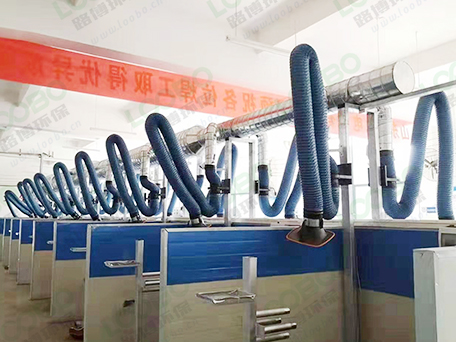 車間整體除塵設(shè)計管道連接濾筒除塵器，集中式除塵的效果看得見。