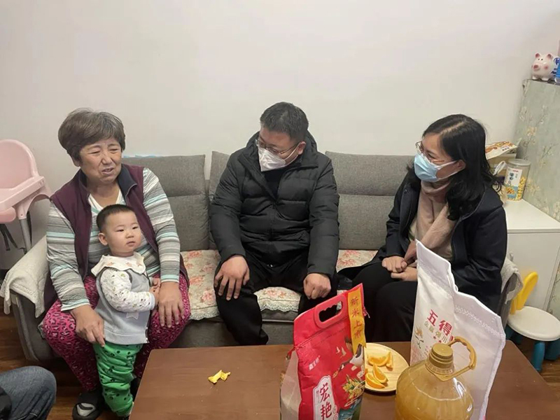 董事長參加“人大代表、政協(xié)委員走進社區(qū)，開展居民議事協(xié)商”活動.jpg